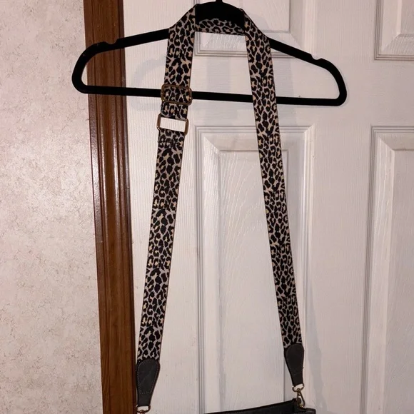 Stylish Gray Crossbody Bag with Leopard Strap - Picture 4 of 4